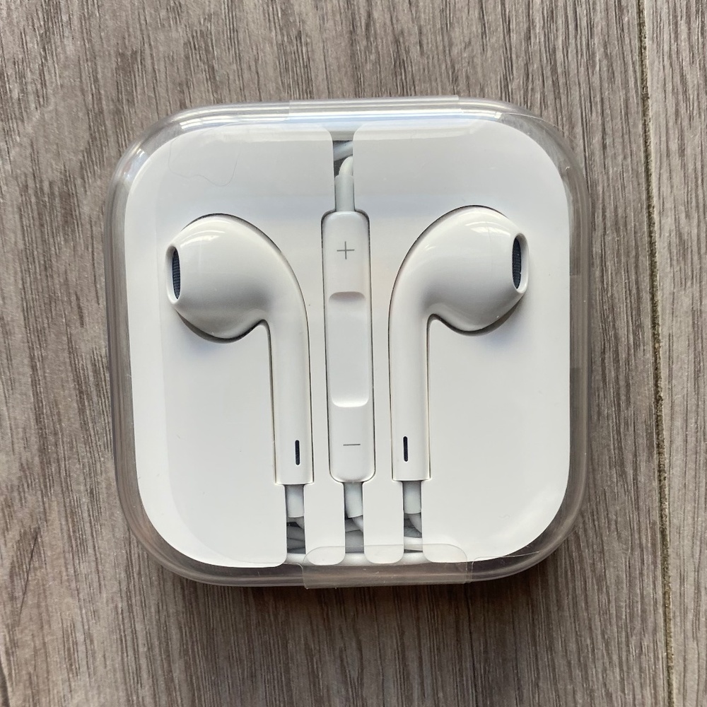 BRAND NEW APPLE Wired EarPods with Lightning Connector!